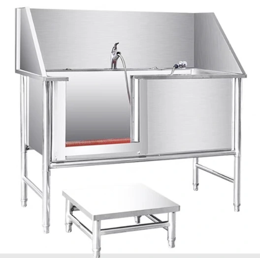 Door-access bath tub with 3-sided splash guard shown in the supplied Mintor product catalog